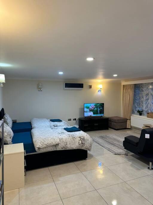 Studio Flat Gants Hill With Free Parking Redbridge Exterior foto